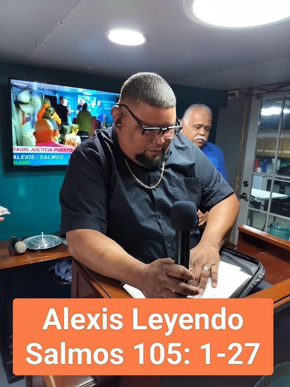 Alexis Leyendo la palabra